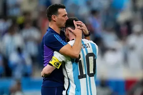 "مكالمة ميسي وسكالوني كلمة السر".. قرار يهز معسكر الأرجنتين قبل كأس العالم